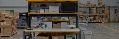 Packplatz mit Bildschirm und Verpackungsmaterial